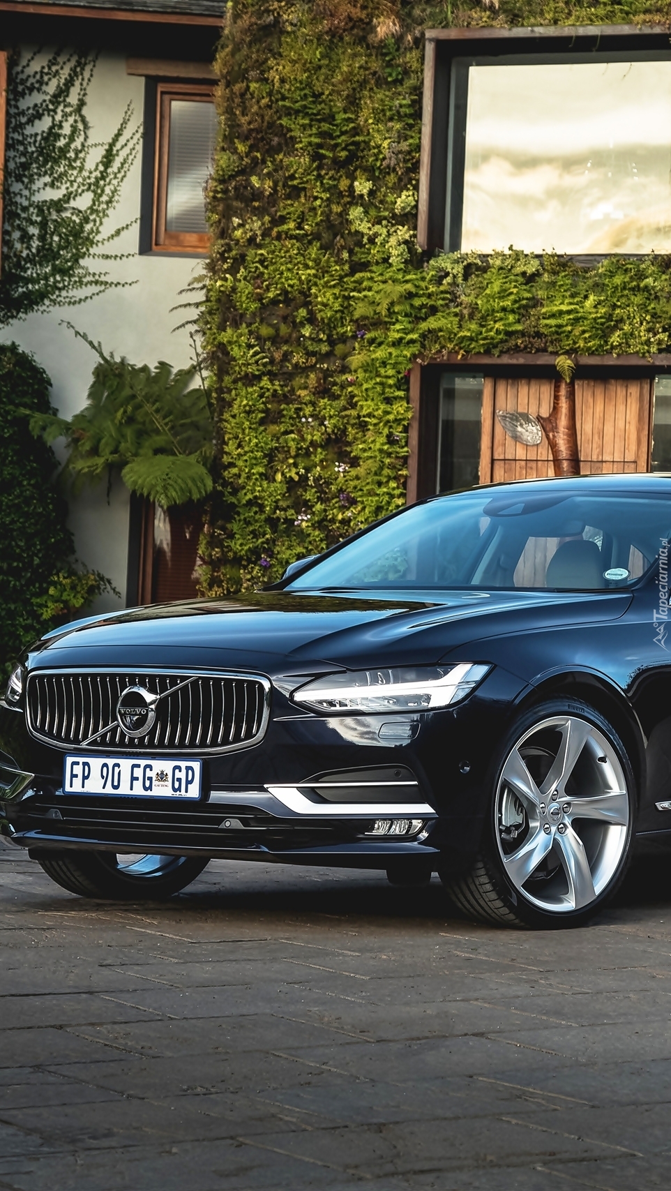 Volvo S 90 D5 przed domem