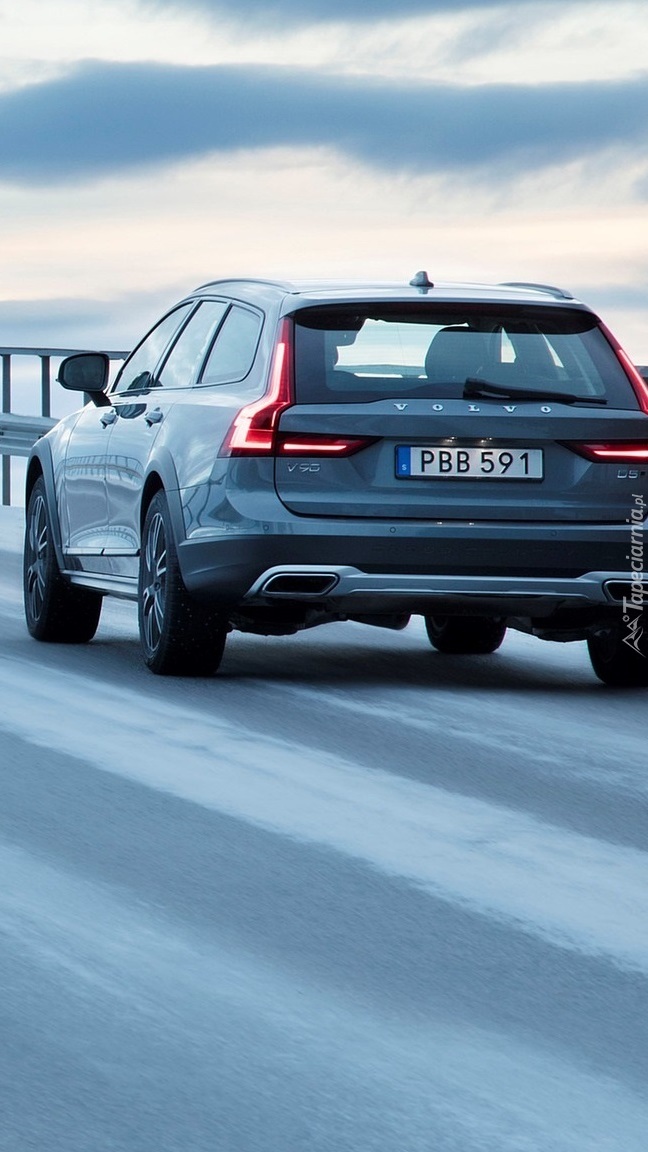 Volvo V90 Cross Country na moście