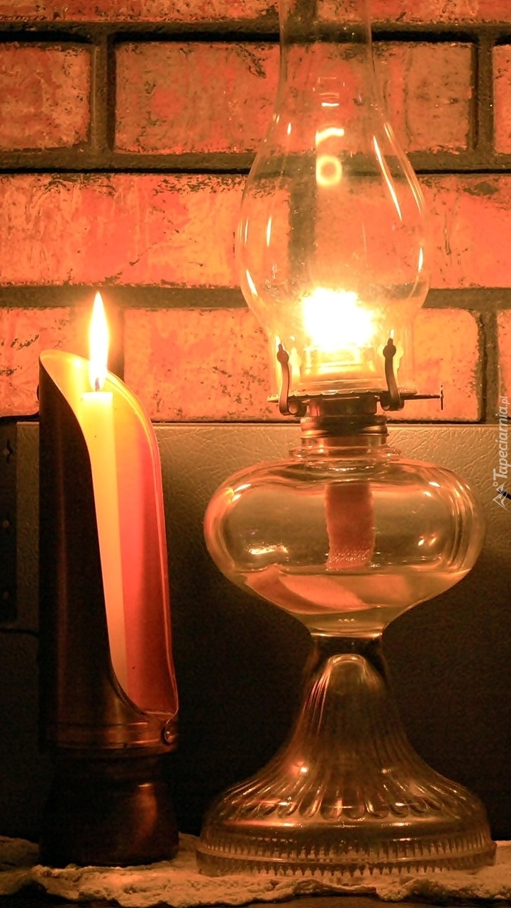 W świetle lampy naftowej i świeczki