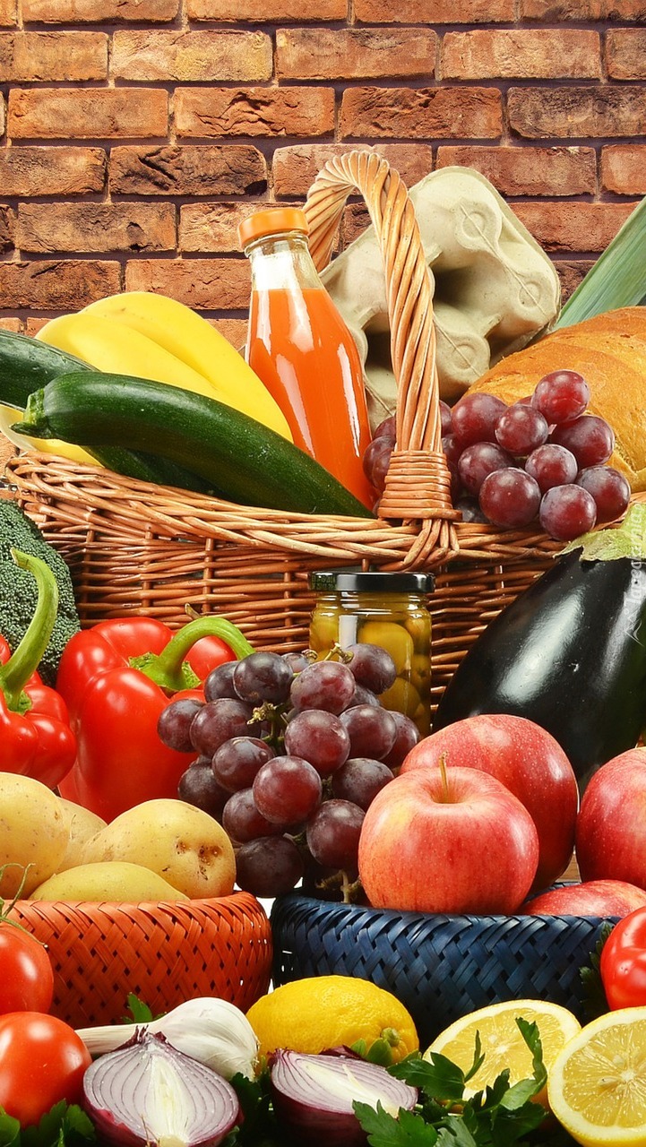 Warzywa i owoce w koszyku i obok