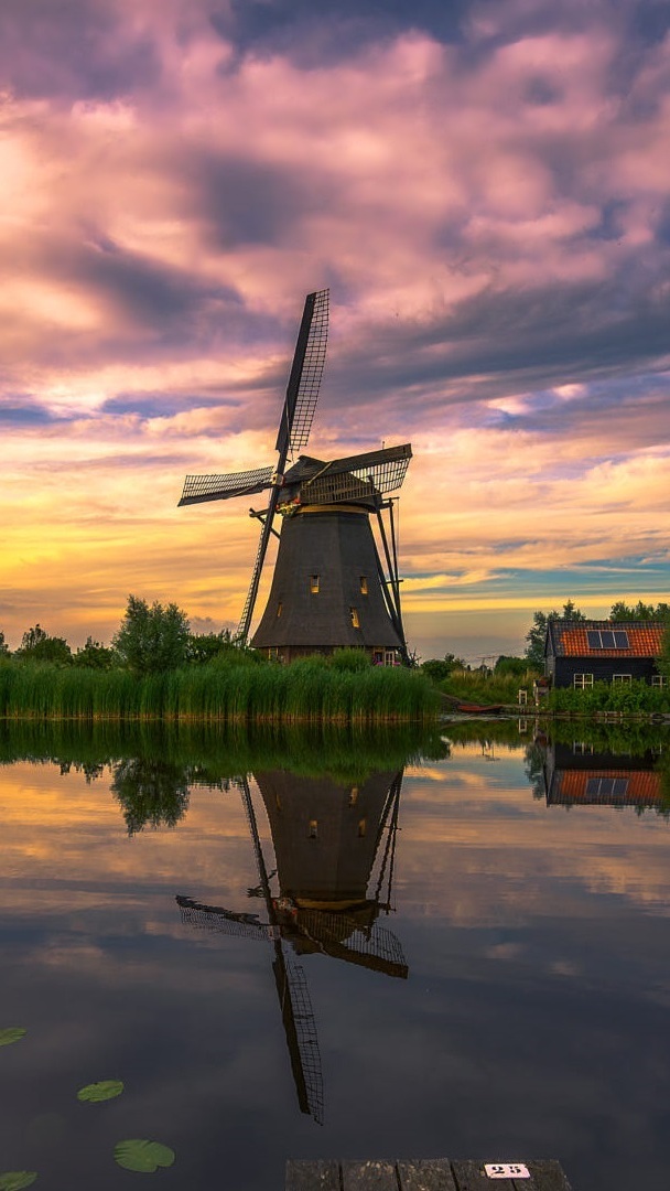 Wiatrak nad kanałem w Kinderdijk