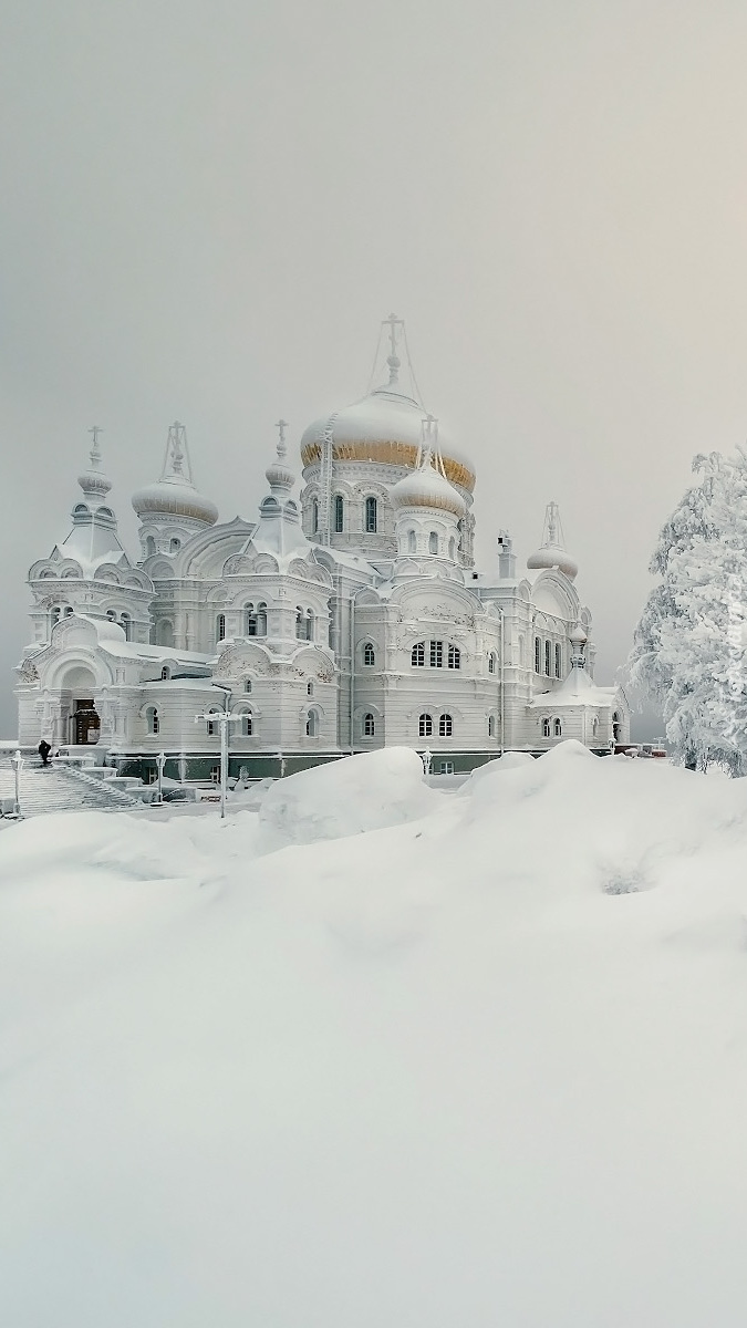 Widok na cerkiew zimą