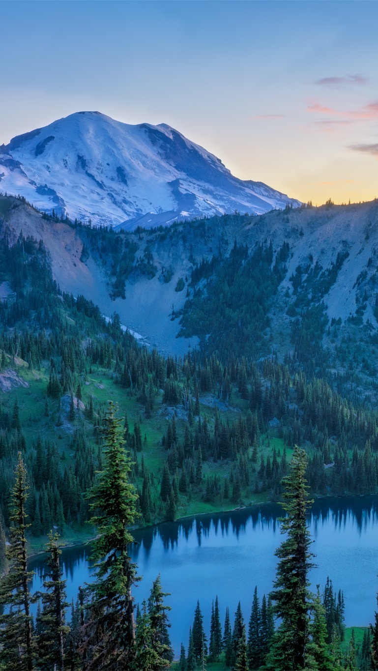 Widok na górę Mount Rainier i jezioro Tipsoo Lake
