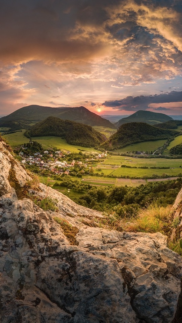 Widok na góry i miasteczko w dolinie