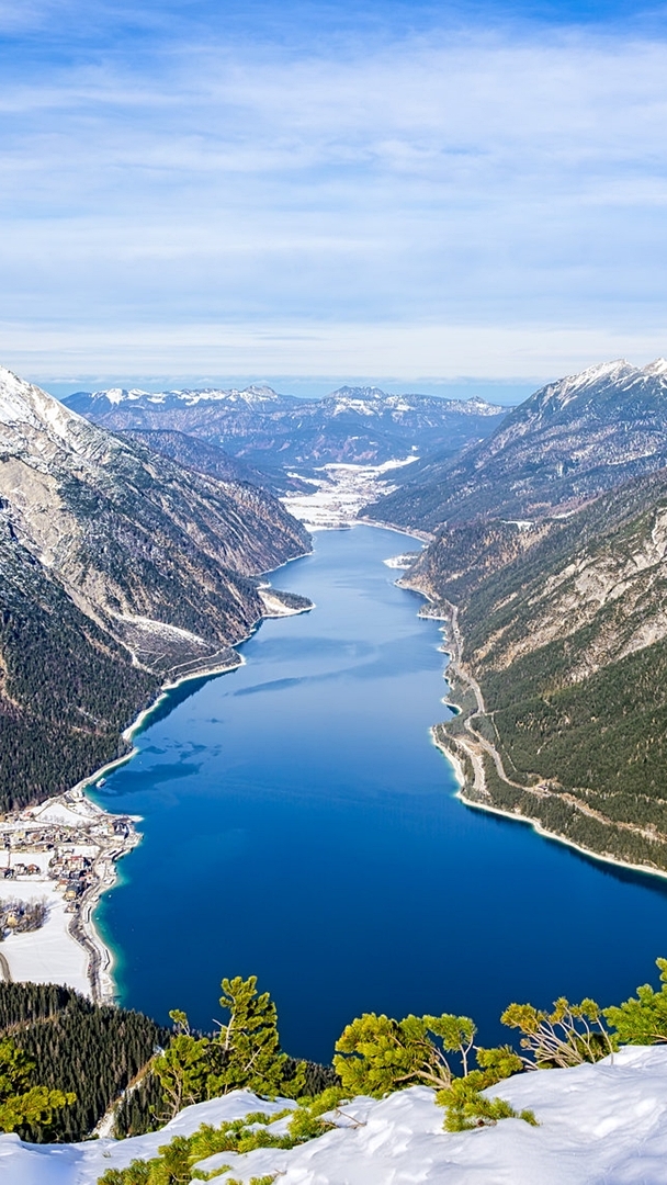 Widok na jezioro Achensee i ośnieżone góry