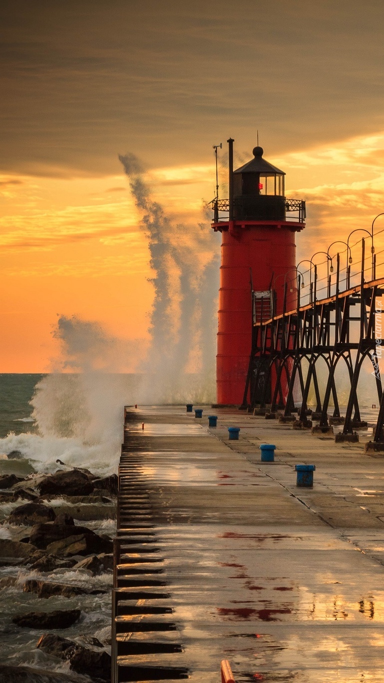 Possibly in michigan rick. Заставка на телефон Маяк. Маяк фотообои для телефона. Море Пирс канат. Мокрый Пирс.