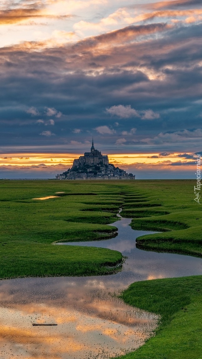 Widok na Opactwo św Archanioła w Mont Saint Michel