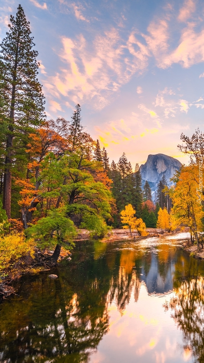 Widok na szczyt Half Dome znad rzeki Merced River