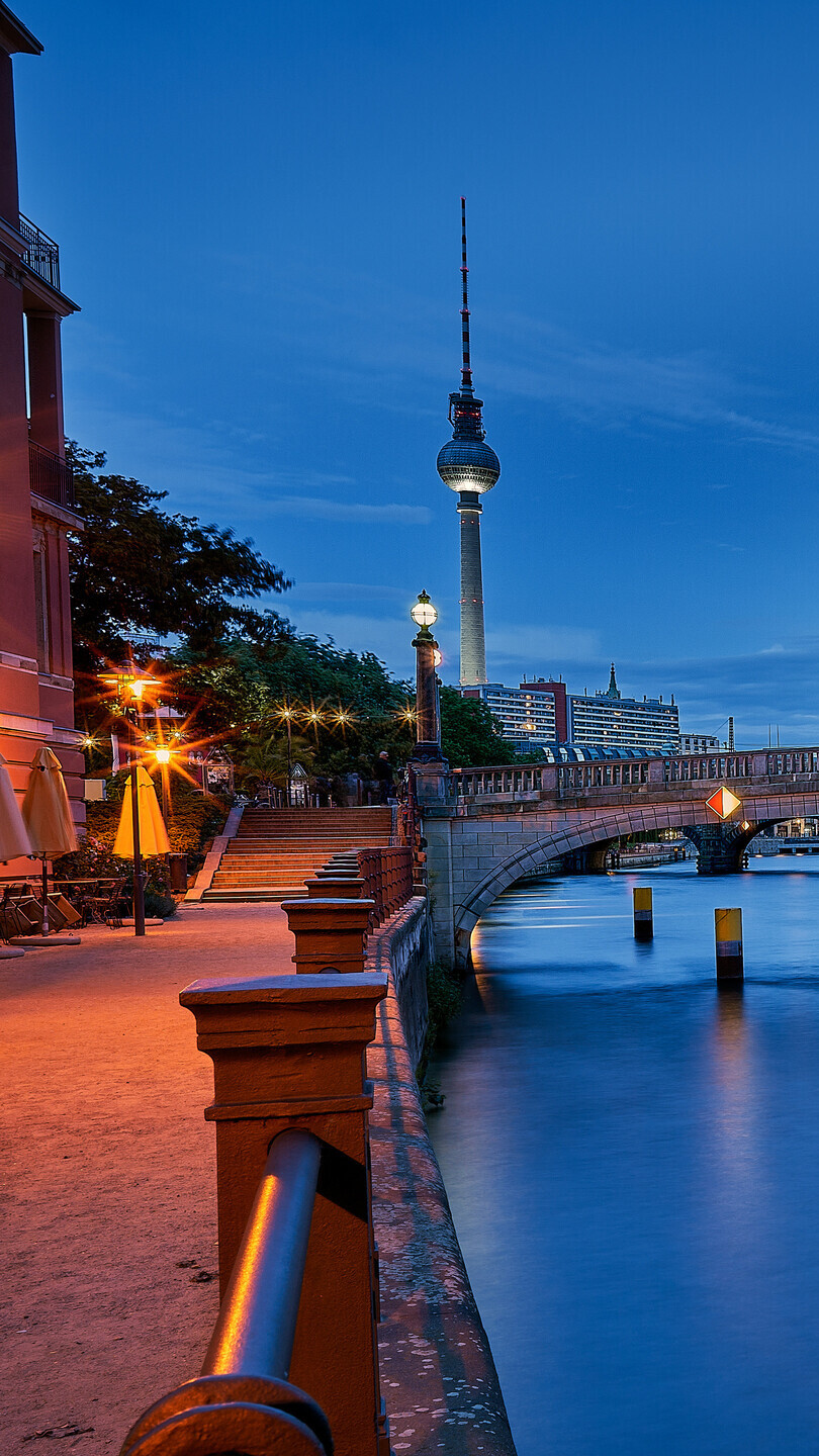 Widok na wieżę widokową Berliner Fernsehturm w Berlinie