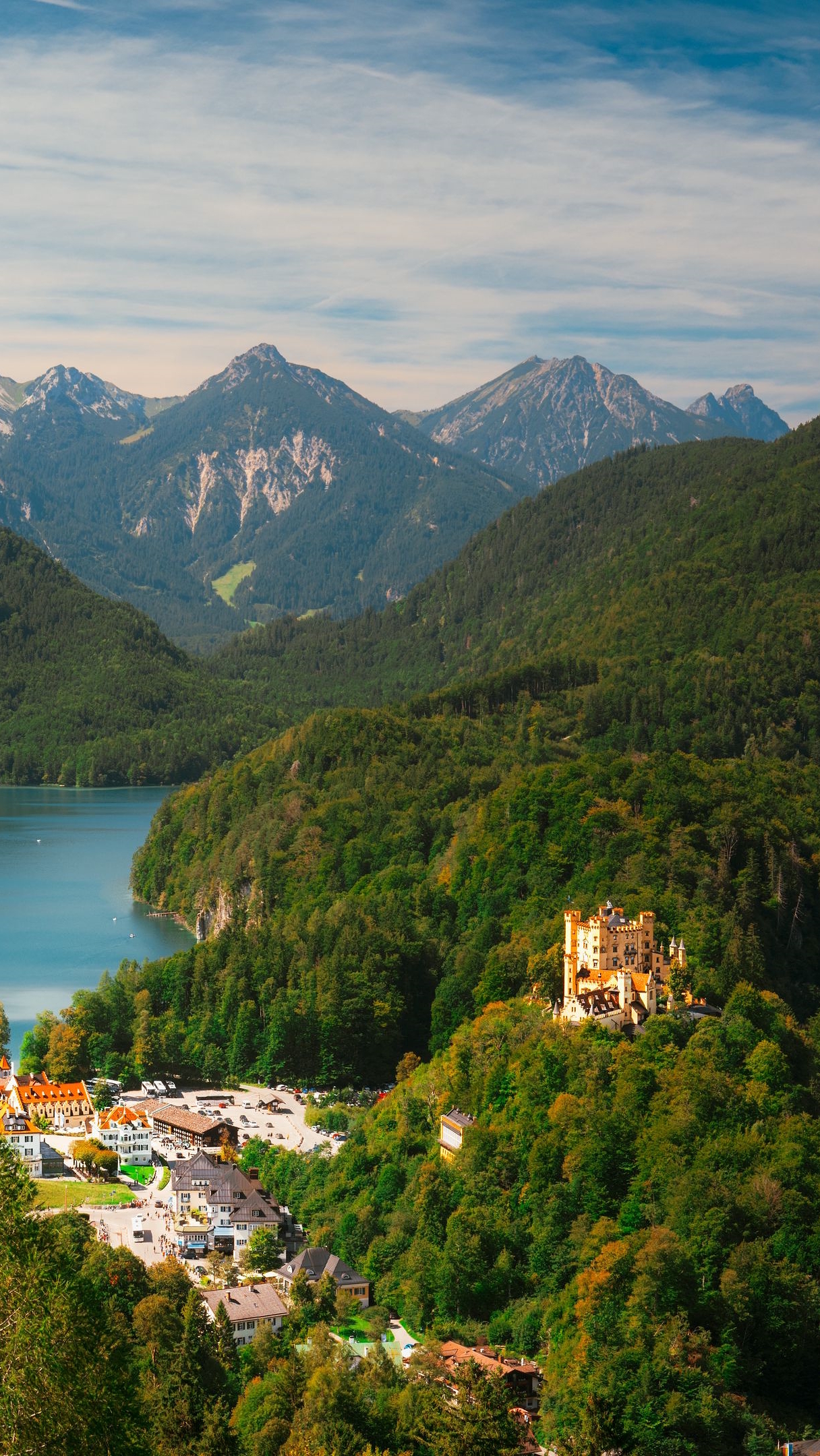 Widok na zamek Hohenschwangau i jezioro w Alpach Bawarskich