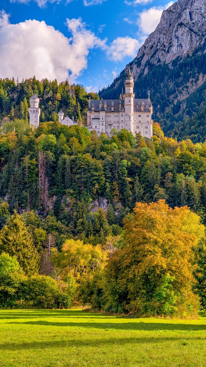 Widok na zamek Neuschwanstein w Bawarii