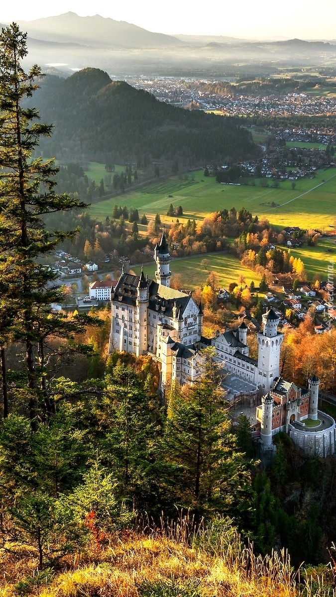 Widok na zamek Neuschwanstein w Bawarii