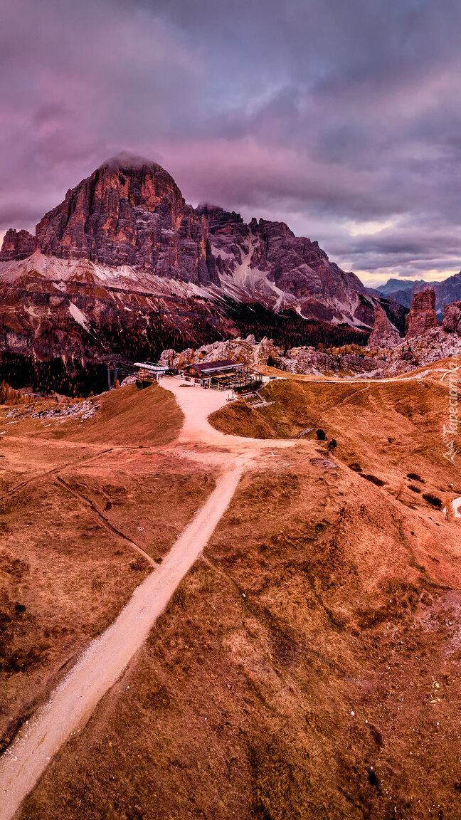 Widok z drogi na szczyt Tofana di Rozes w Dolomitach