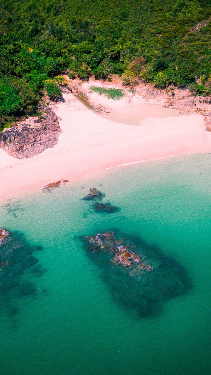 Widok z góry na plażę i morze