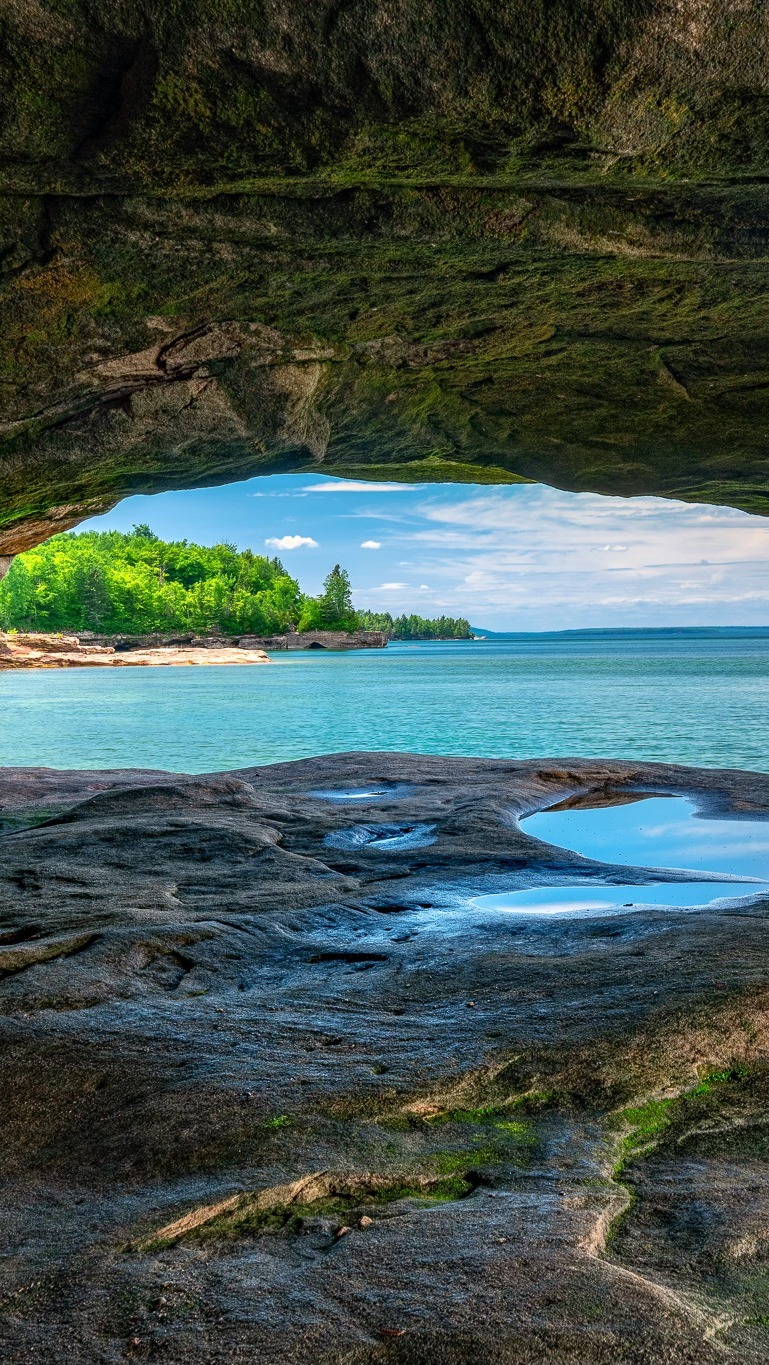Widok z jaskini na jezioro Lake Superior w Michigan