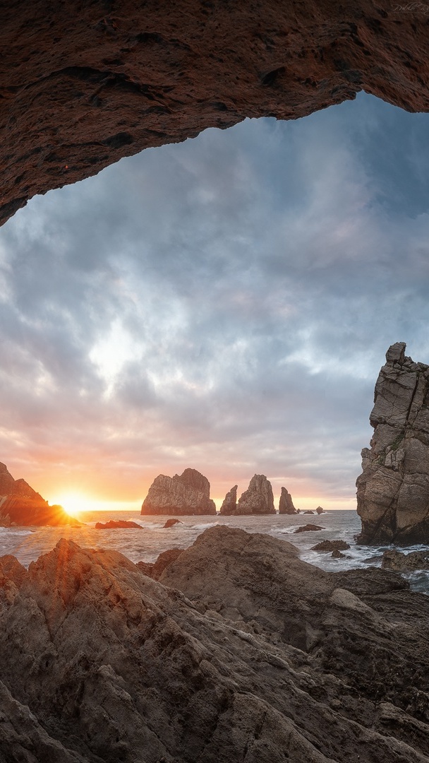 Widok z jaskini na skaliste wybrzeże Costa Quebrada