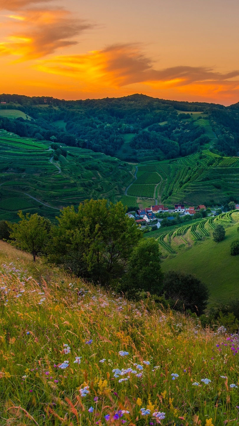 Widok z łąki na domy w dolinie