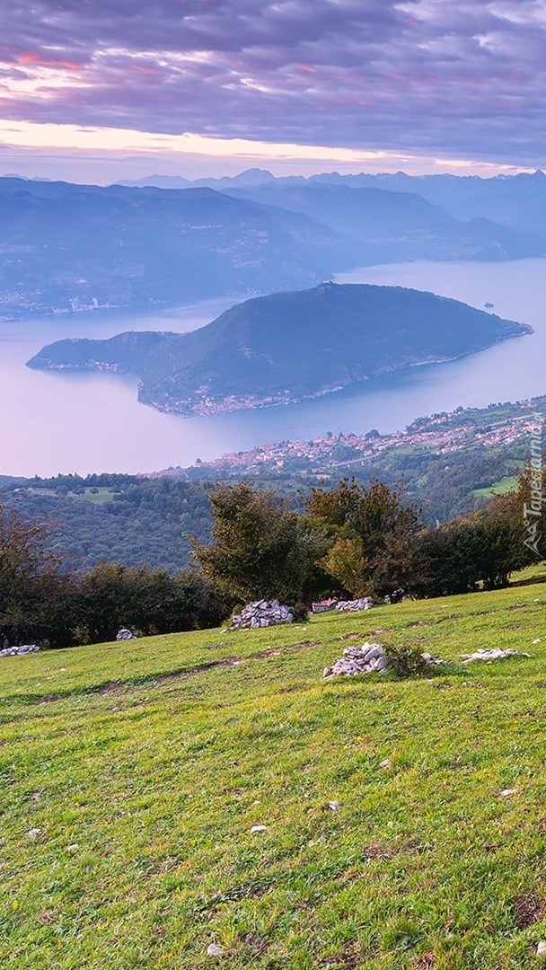 Widok z łąki na jezioro Lake Iseo