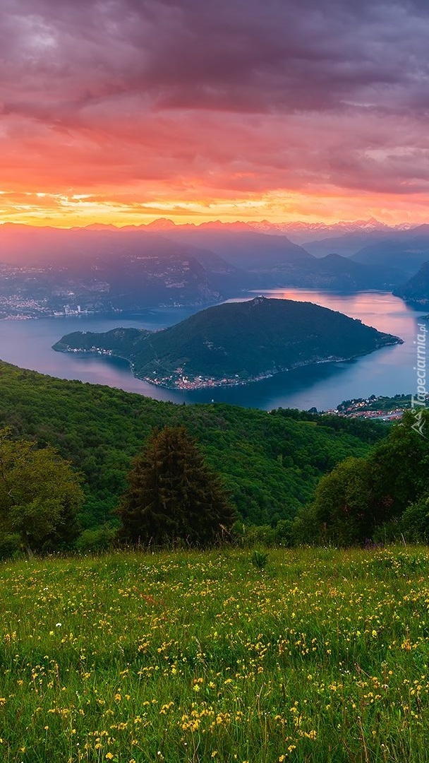 Widok z łąki na jezioro Lake Iseo