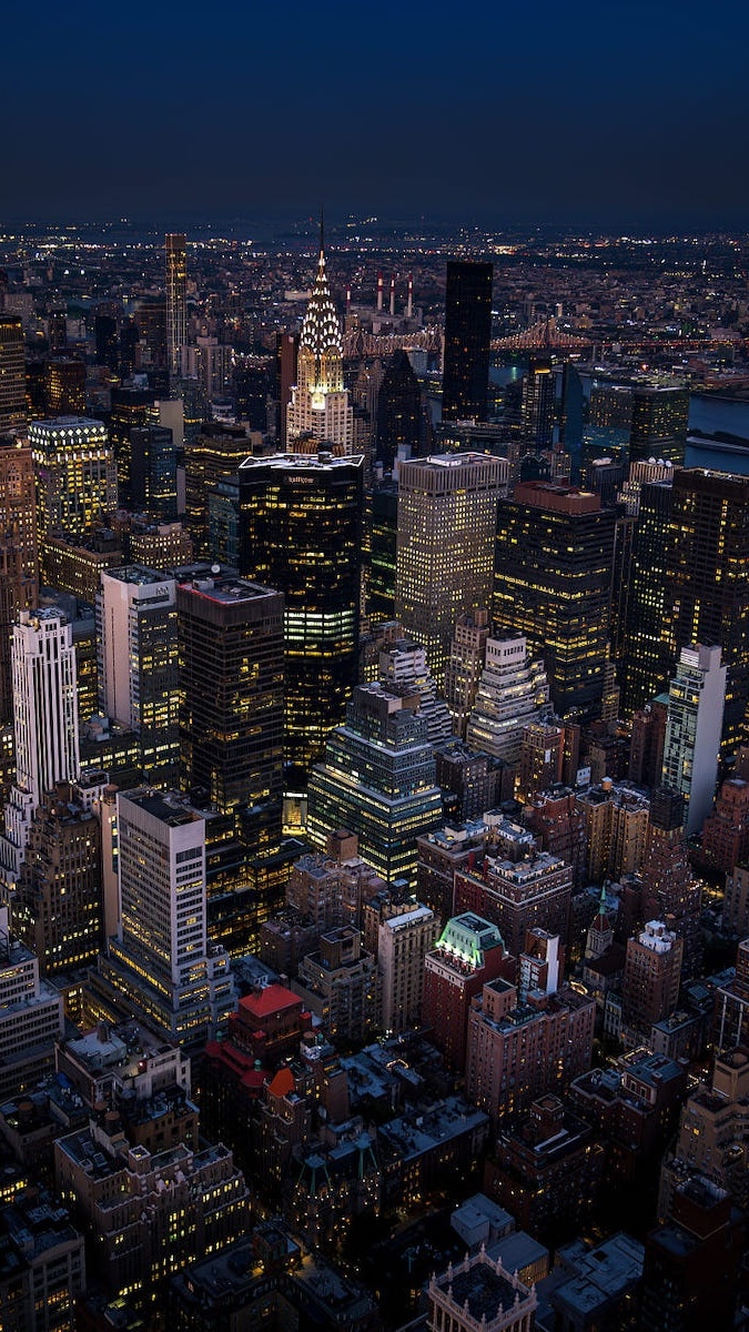 Widok z lotu ptaka na Nowy Jork nocą