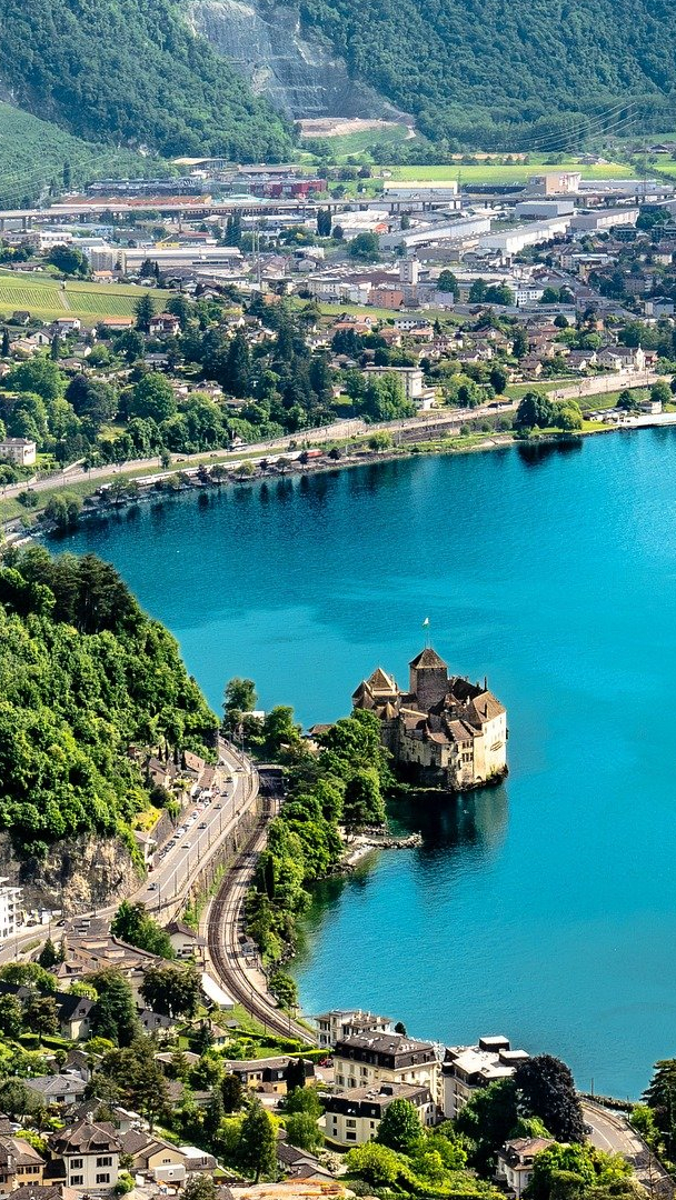 Widok z lotu ptaka na zamek Chillon i Jezioro Genewskie w Szwajcarii