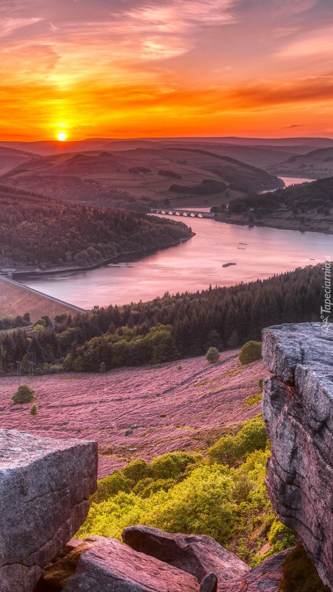 Widok ze skał na jezioro Ladybower Reservoir