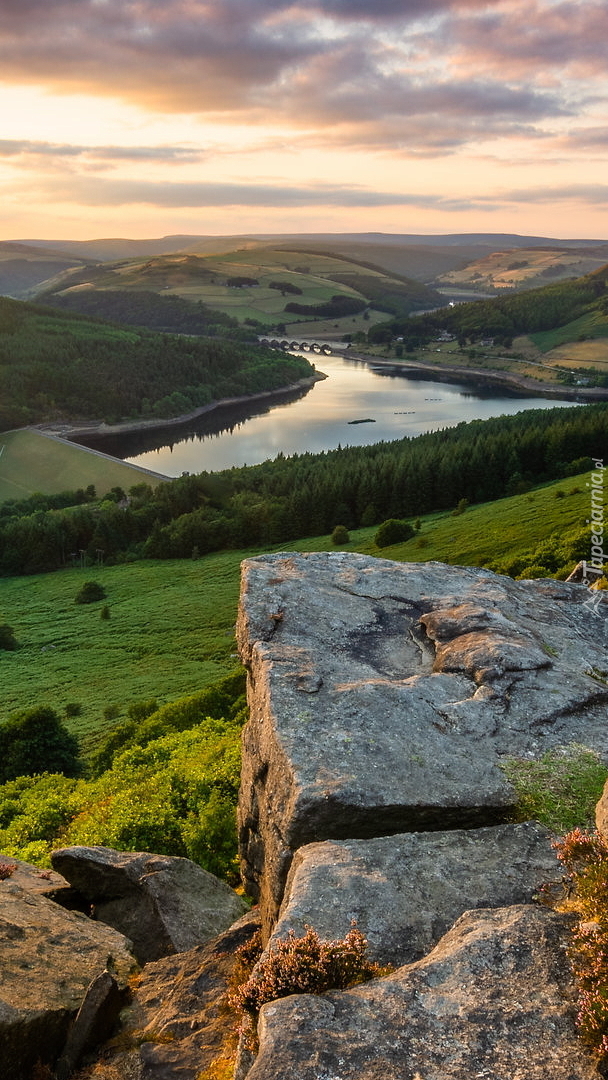 Widok ze skał na jezioro Ladybower Reservoir