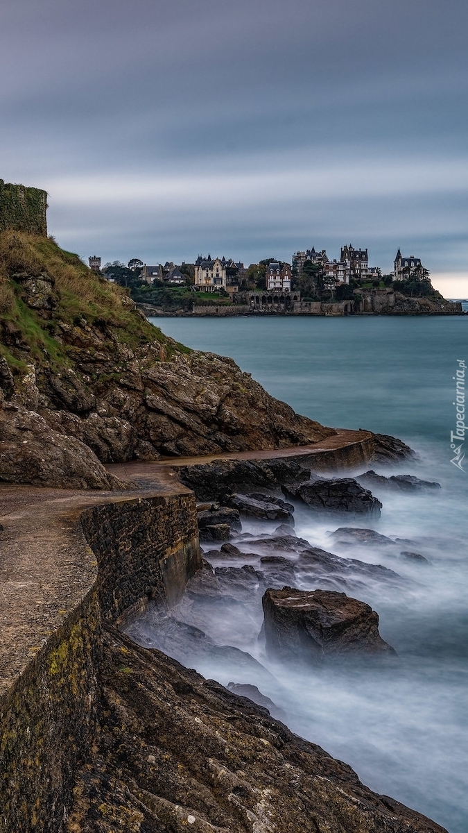 Widok ze skał na miasteczko Dinard w Bretanii