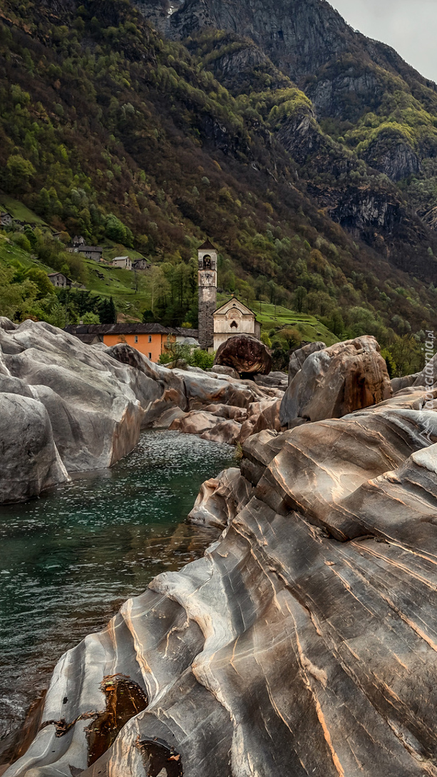 Widok ze skał obok rzeki Verzasca na kościół