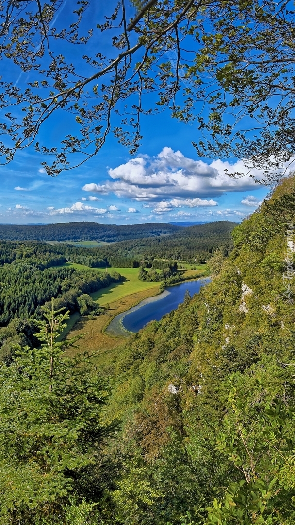 Widok ze wzgórza na jezioro