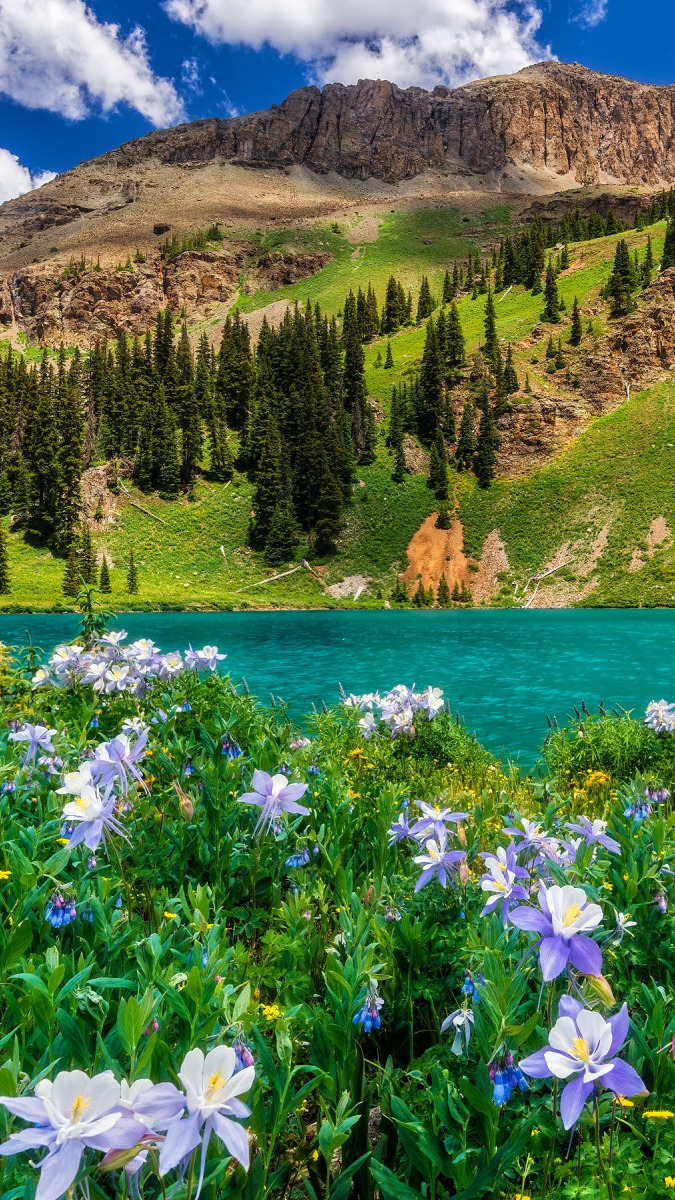 Widok znad Blue Lake na góry San Juan Mountains