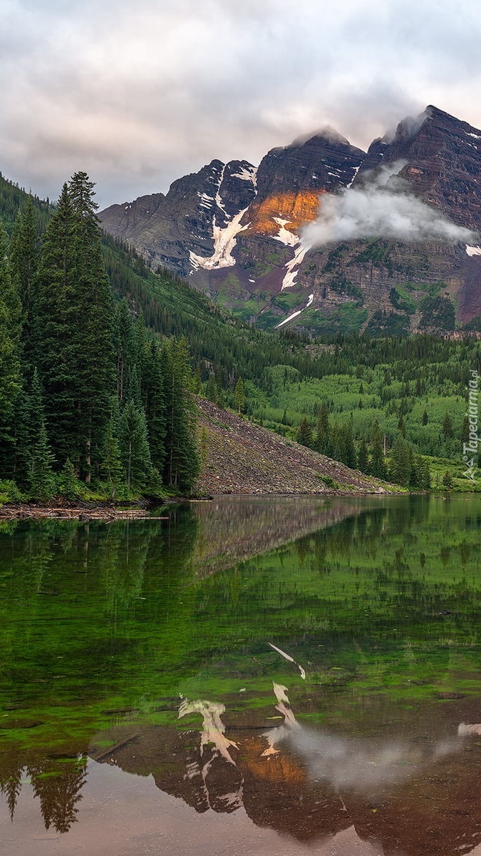 Widok znad jeziora na szczyt Maroon Bells