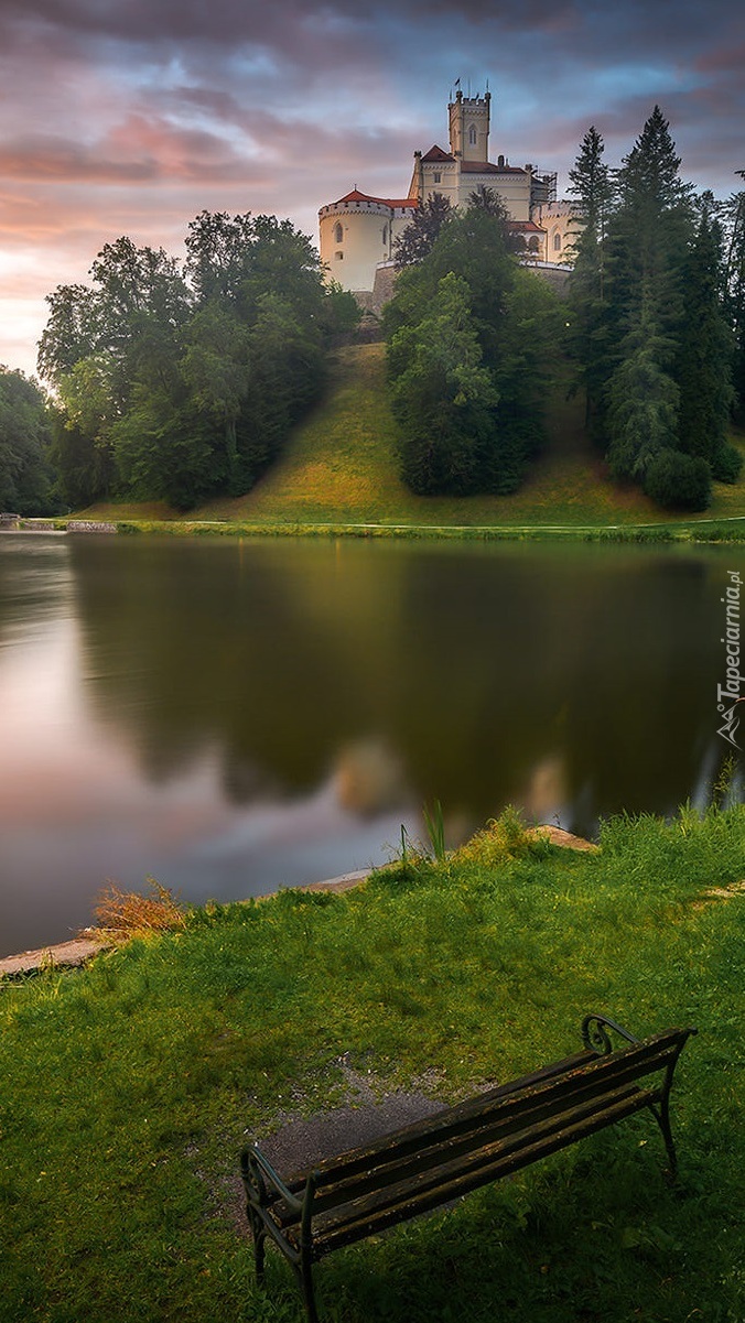 Widok znad jeziora na zamek Trakoscan