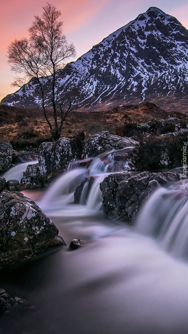 Widok znad rzeki Coupall na szczyt Buachaille Etive Mor