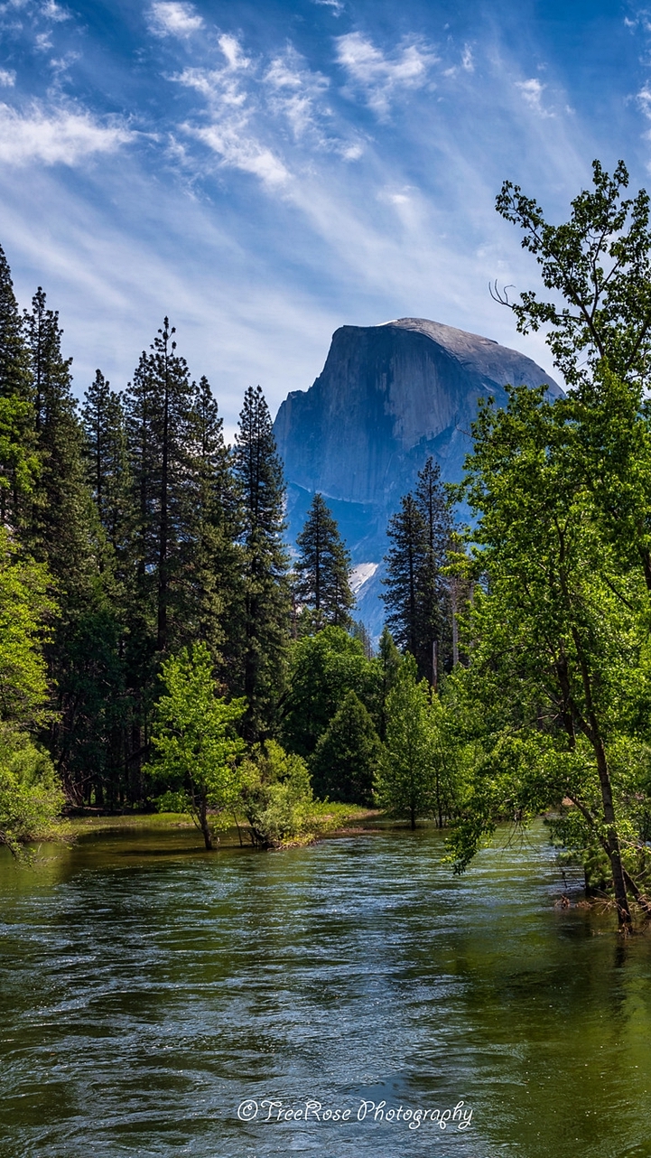 Widok znad rzeki Merced na szczyt Half Dome