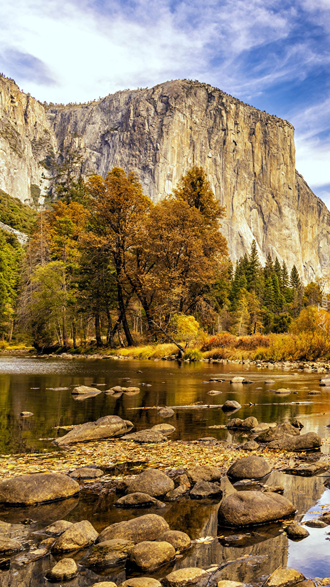 Widok znad rzeki Merced River na górę El Capitan