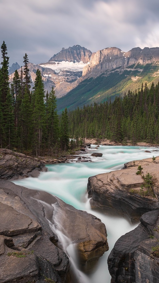 Widok znad rzeki Mistaya River na góry Canadian Rockies