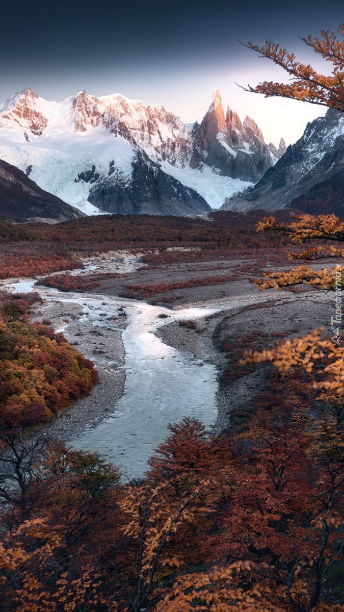 Widok znad rzeki na Andy i szczyt Cerro Torre