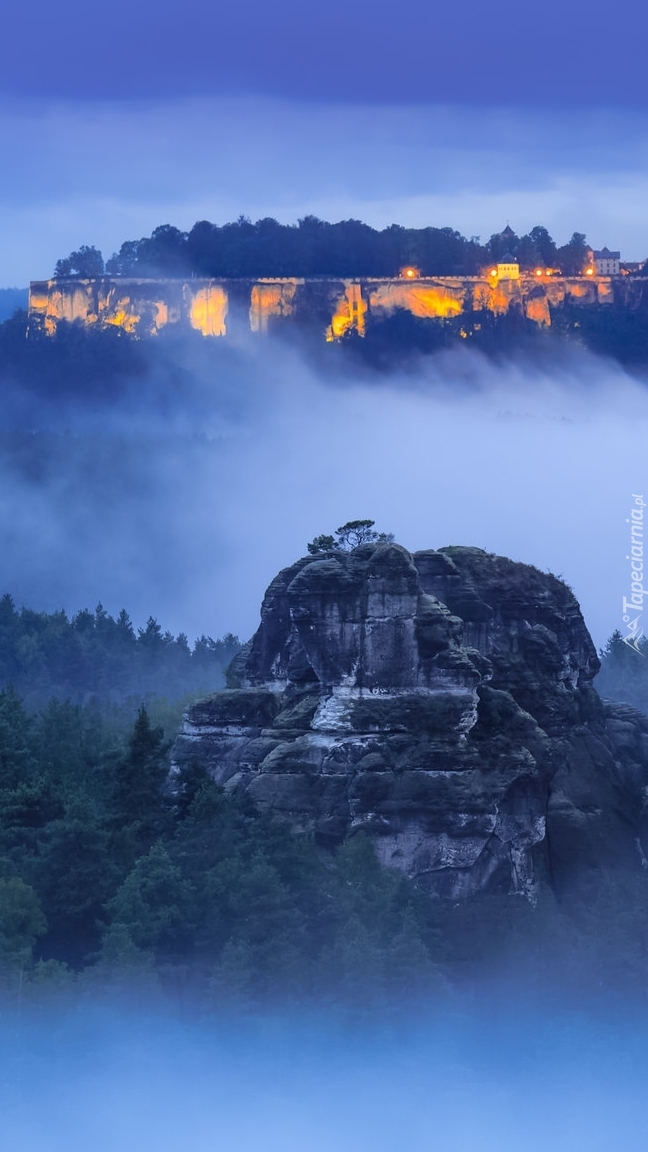 Wieczorna mgła nad Parkiem Narodowym Saskiej Szwajcarii
