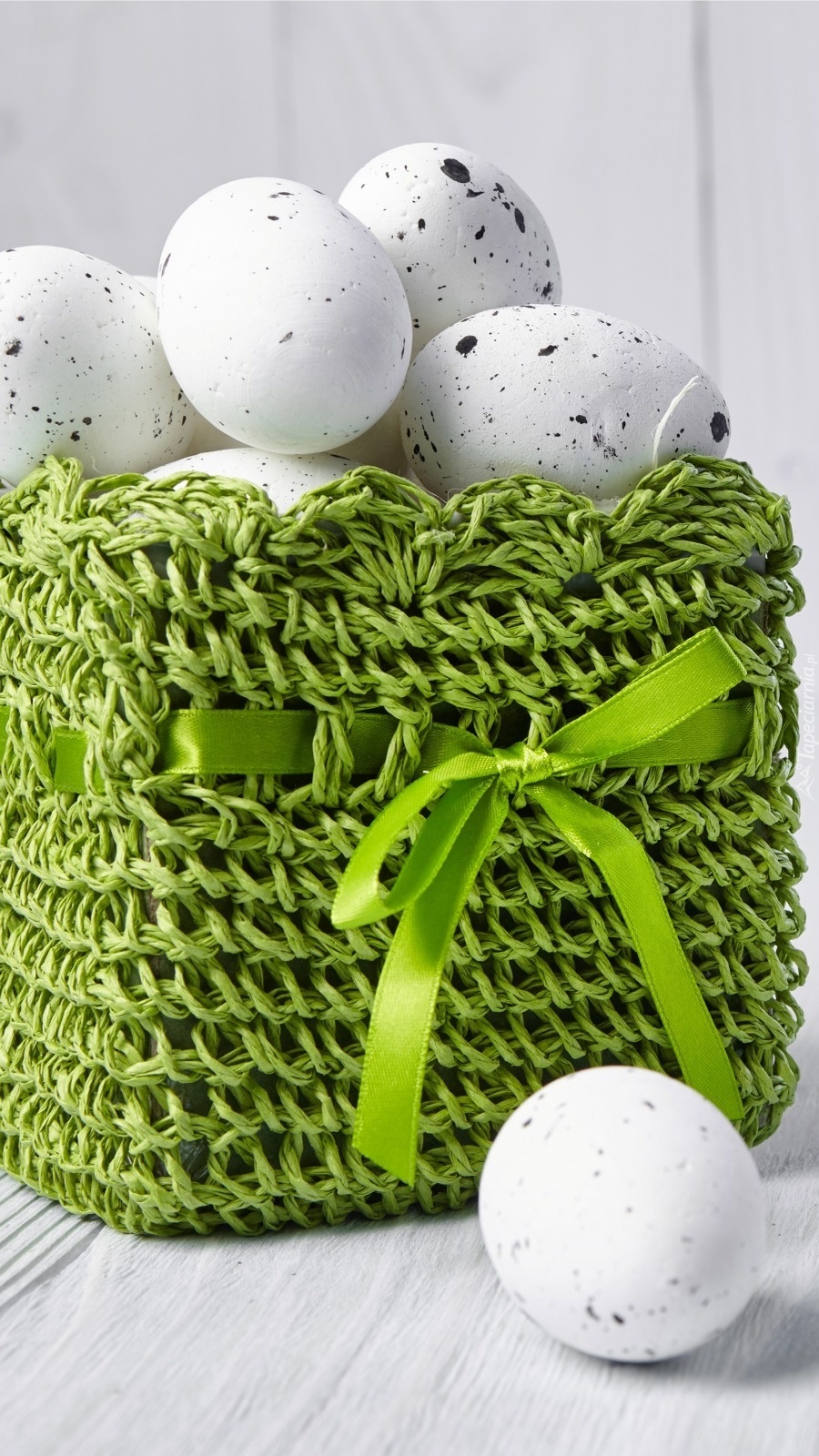 Wielkanocne jajka w zielonym koszyku