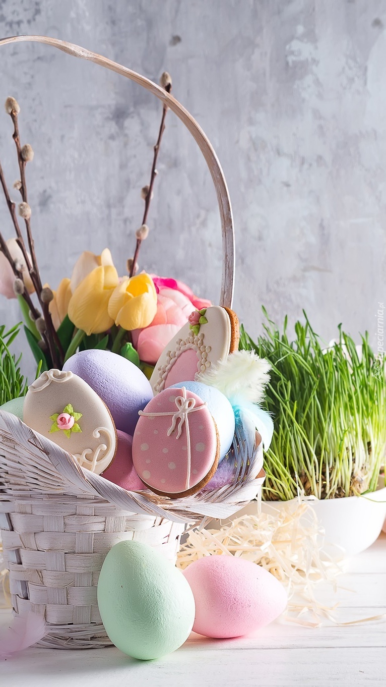 Wielkanocny koszyczek z pisankami