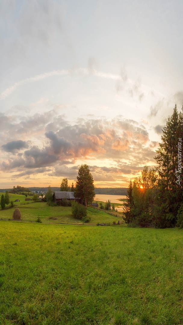 Wieś Kienoziero nad jeziorem