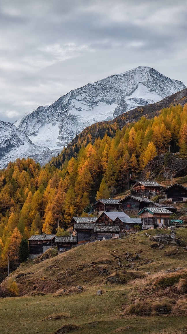 Wieś Les Hauderes na tle Alp Szwajcarskich