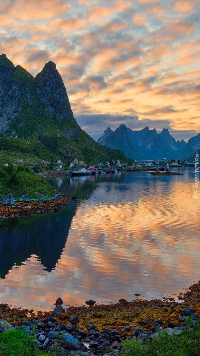 Wieś Reine nad morzem w Norwegii