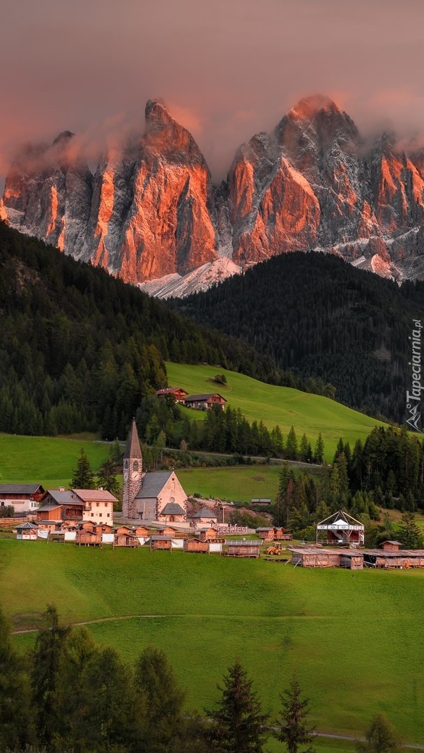 Wieś Santa Maddalena i masyw Odle we mgle