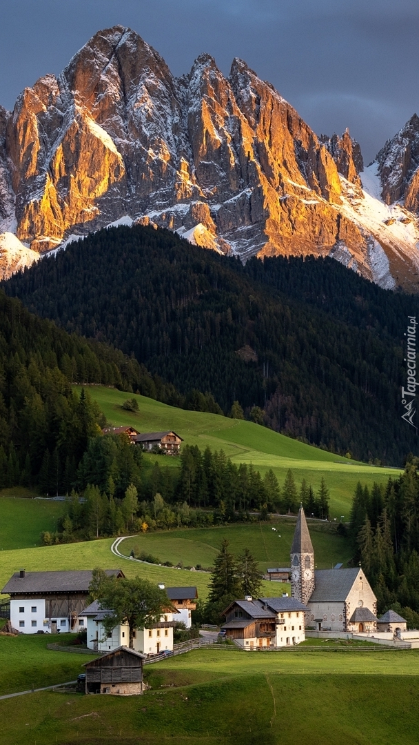 Wieś Santa Maddalena i rozświetlone Dolomity