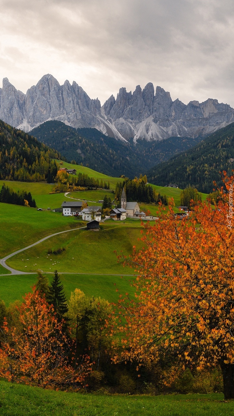 Wieś Santa Maddalena jesienią