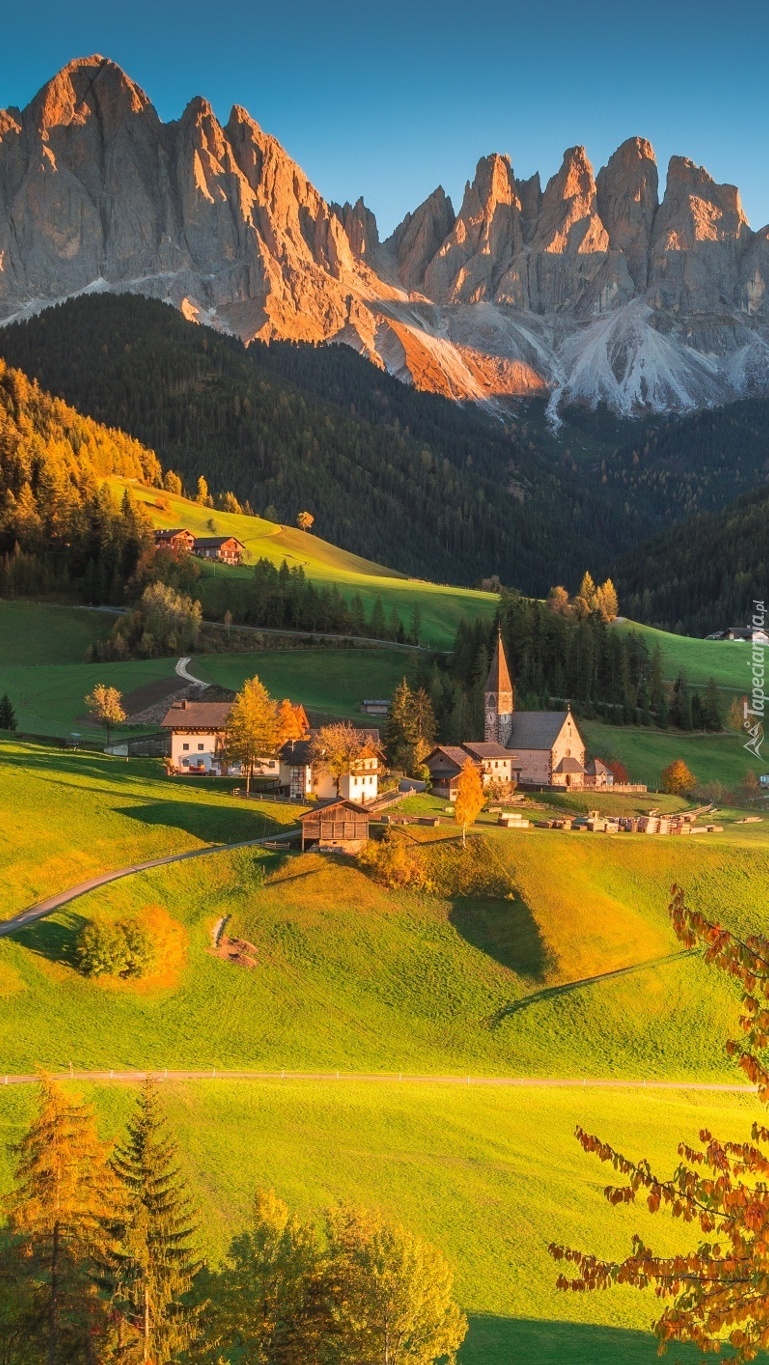 Wieś Santa Maddalena jesienią