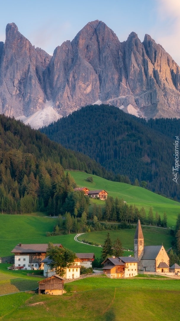 Wieś Santa Maddalena na tle Dolomitów