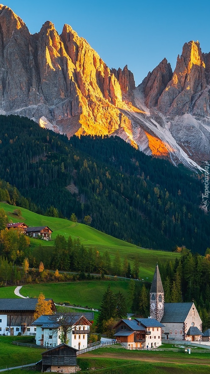 Wieś Santa Maddalena na tle gór